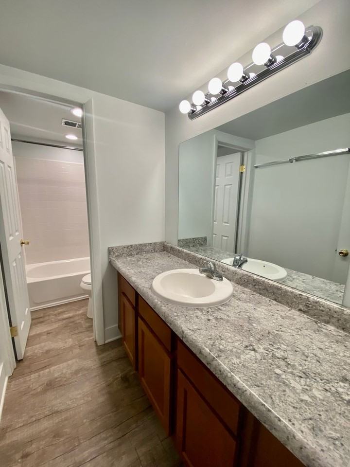 Ambassador East Apartments - Photo 6 of 15