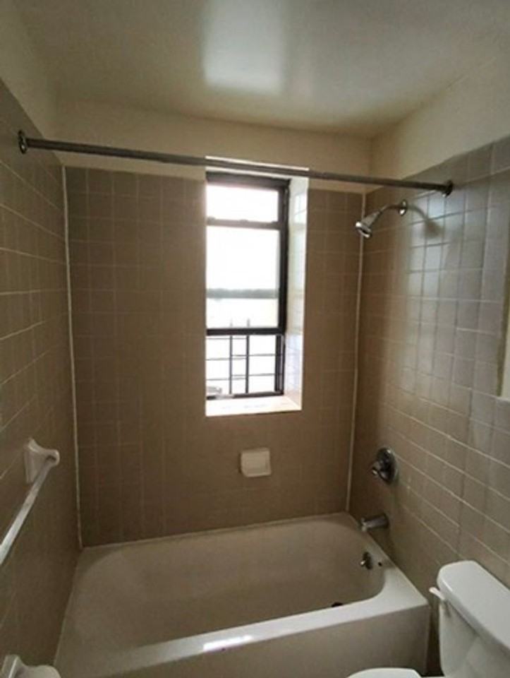 625 JEFFERSON - Photo 2 of 6