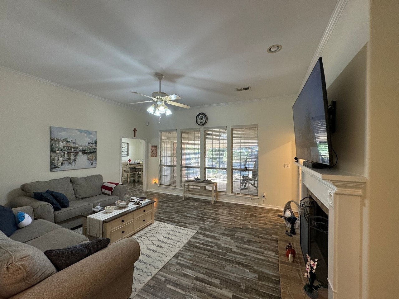 5912 Pampus Ln - Photo 4 of 22
