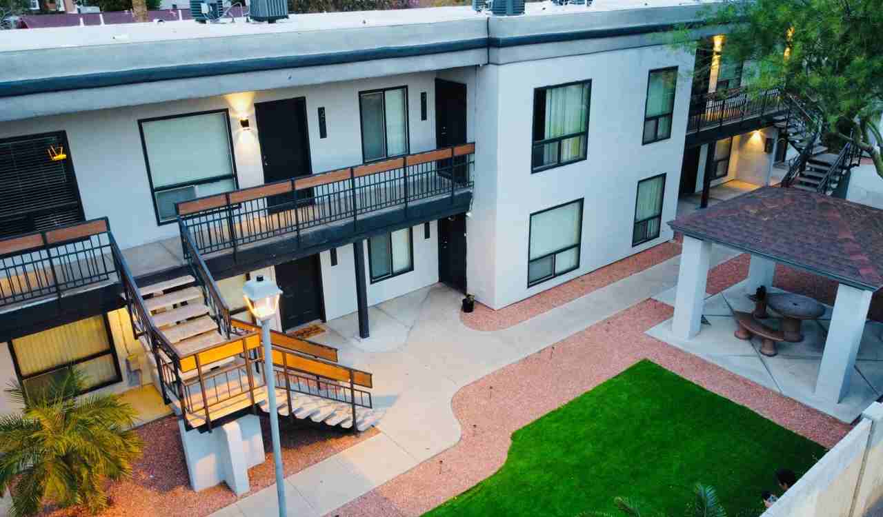 Oasis 17 - Photo 3 of 6