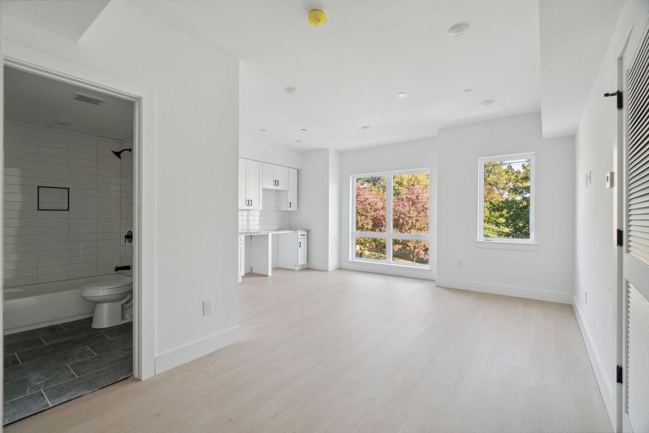 2400 W Montgomery Ave - Photo 5 of 21