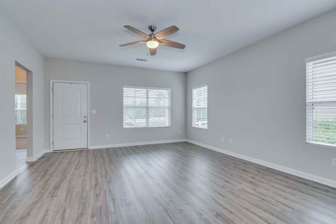 300 Violet Alley - Photo 5 of 28