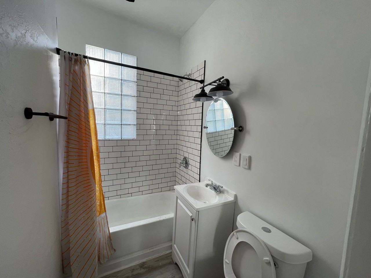 2523 N Murray Ave - Photo 2 of 6