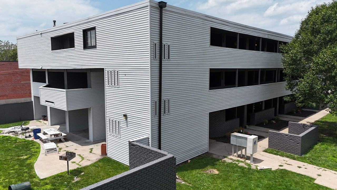 1121 N 28th St #19 - Photo 2 of 16