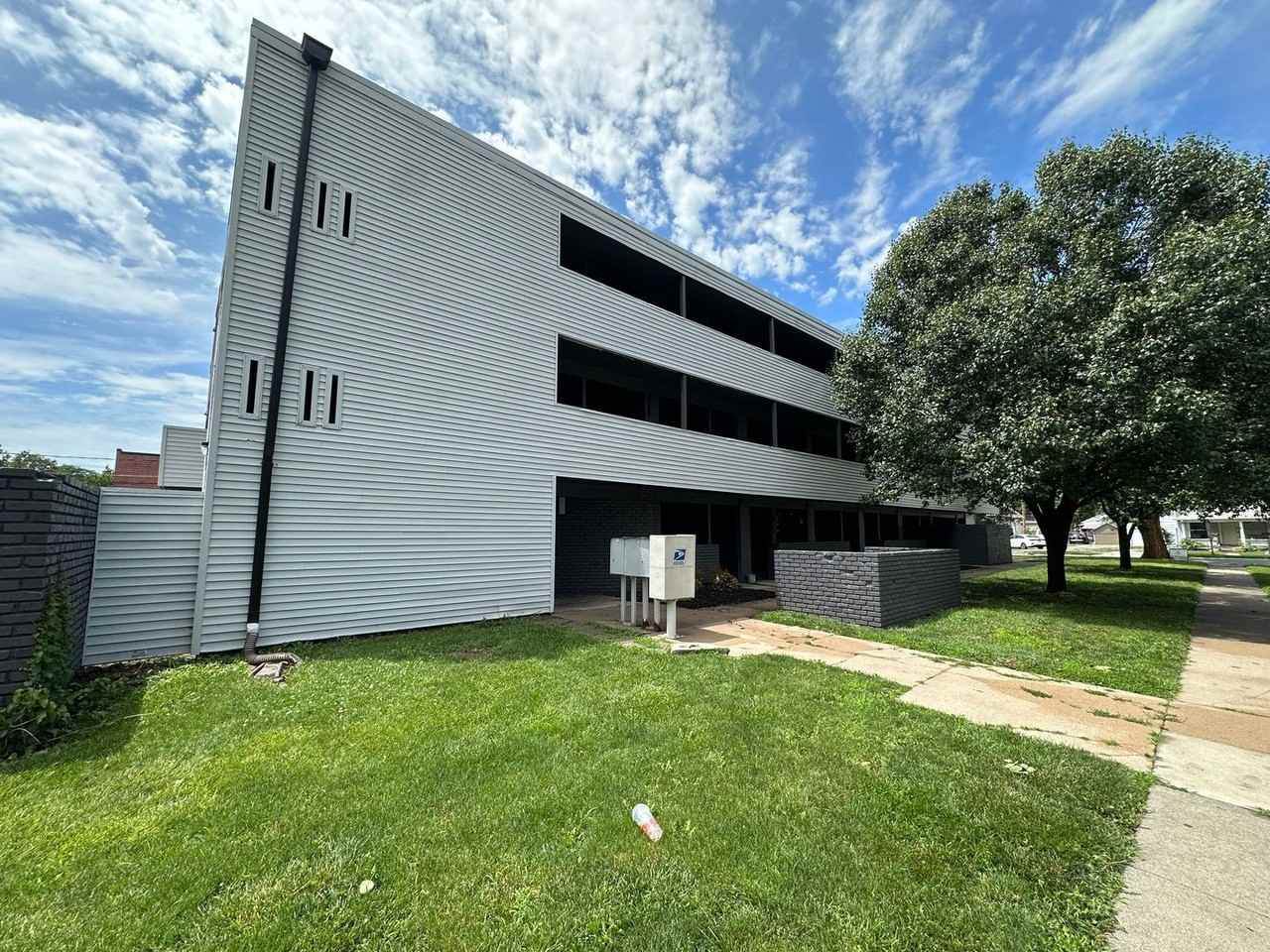 1121 N 28th St #19 - Photo 3 of 16