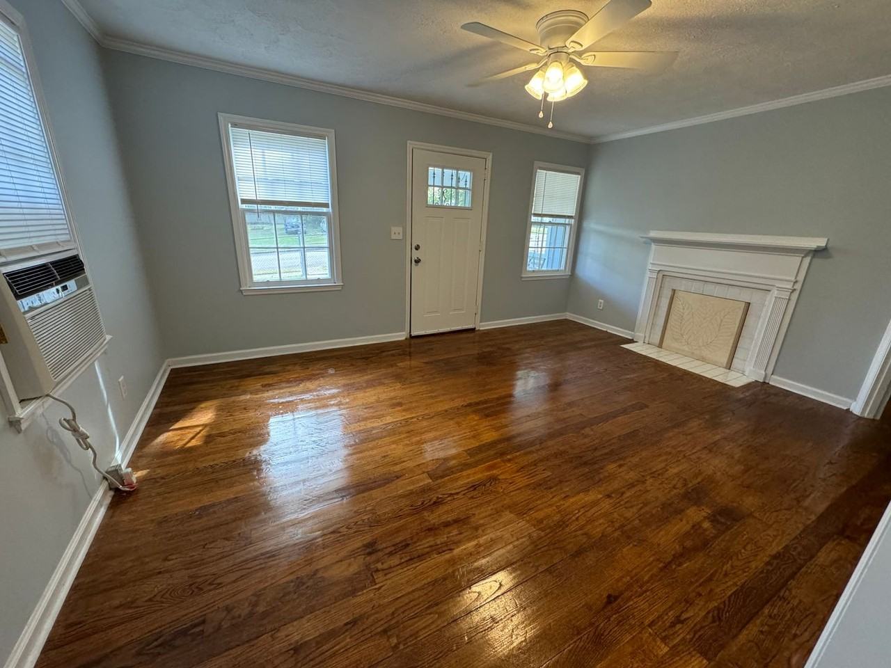 1320 Barksdale St - Photo 2 of 10