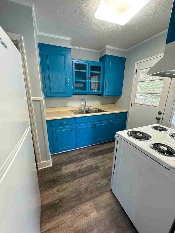1320 Barksdale St - Photo 3 of 10