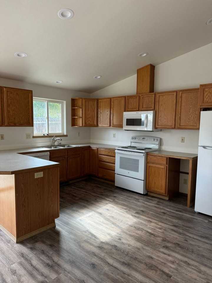 2806 Sw Salmon Ave - Photo 4 of 15