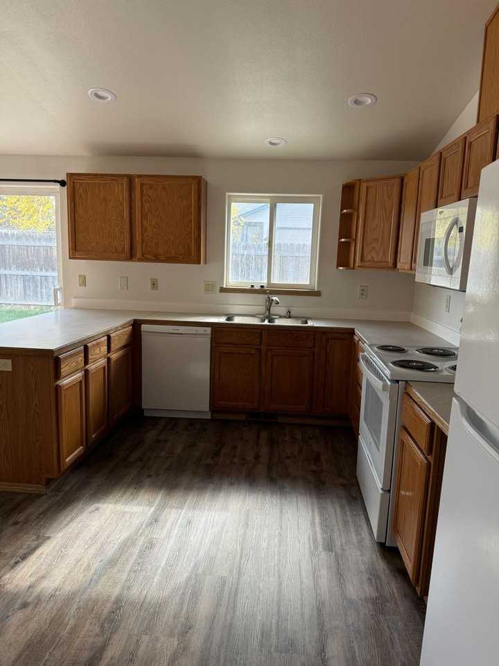 2806 Sw Salmon Ave - Photo 5 of 15