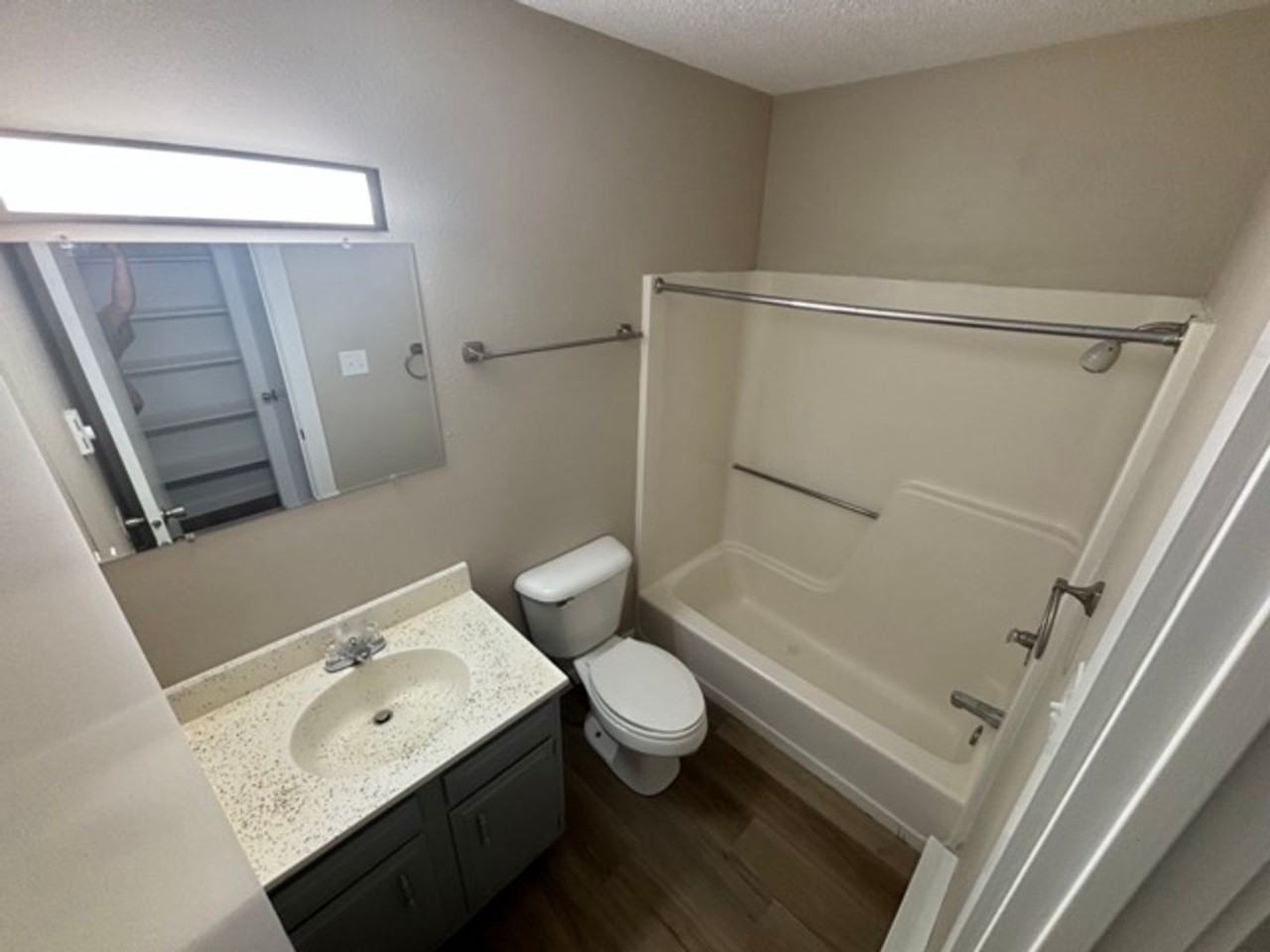 526 E 18th St - Photo 3 of 9