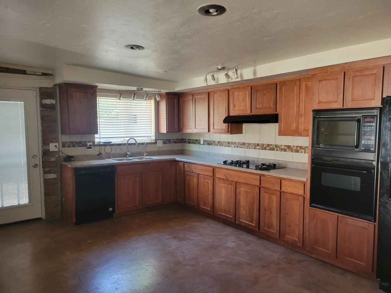 1911 S Magnolia Ave - Photo 2 of 21