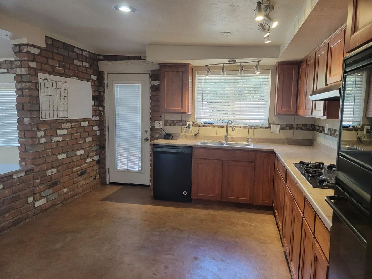 1911 S Magnolia Ave - Photo 3 of 21