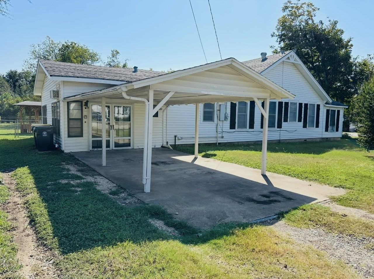 301 S Bordon St - Photo 2 of 32