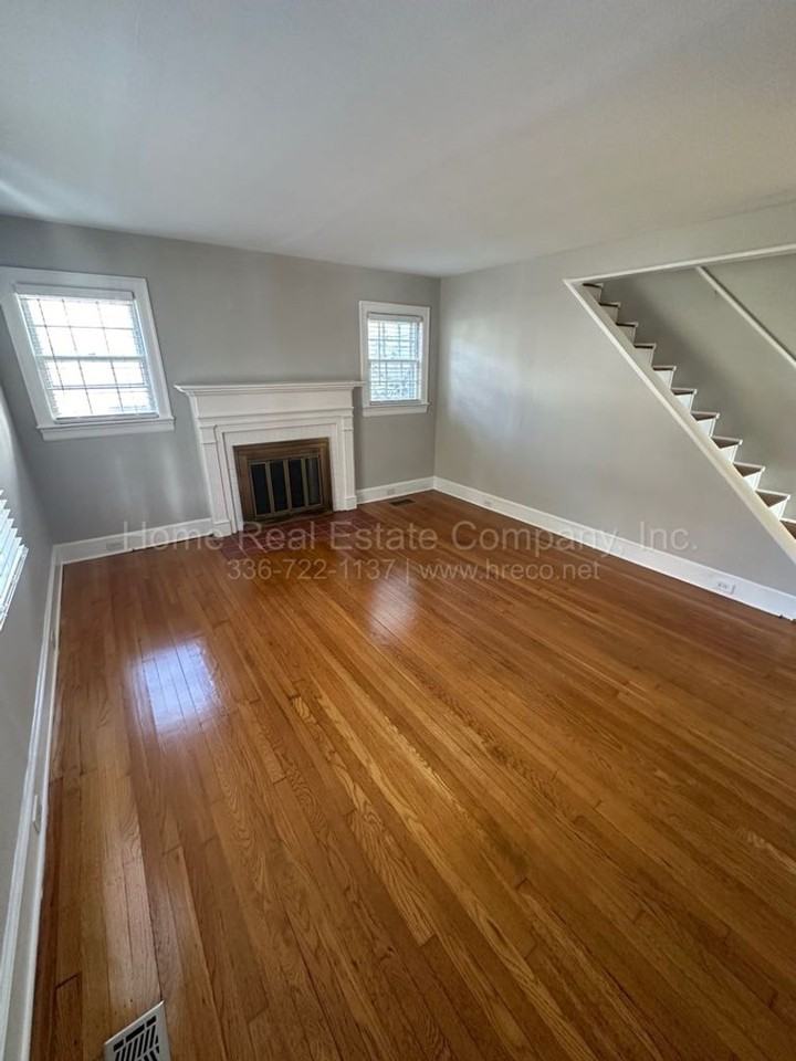 1009 Knollwood St - Photo 2 of 9