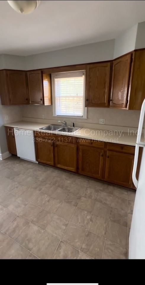 1009 Knollwood St - Photo 3 of 9