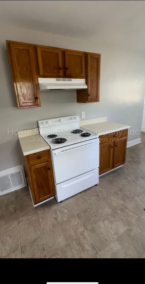 1009 Knollwood St - Photo 4 of 9