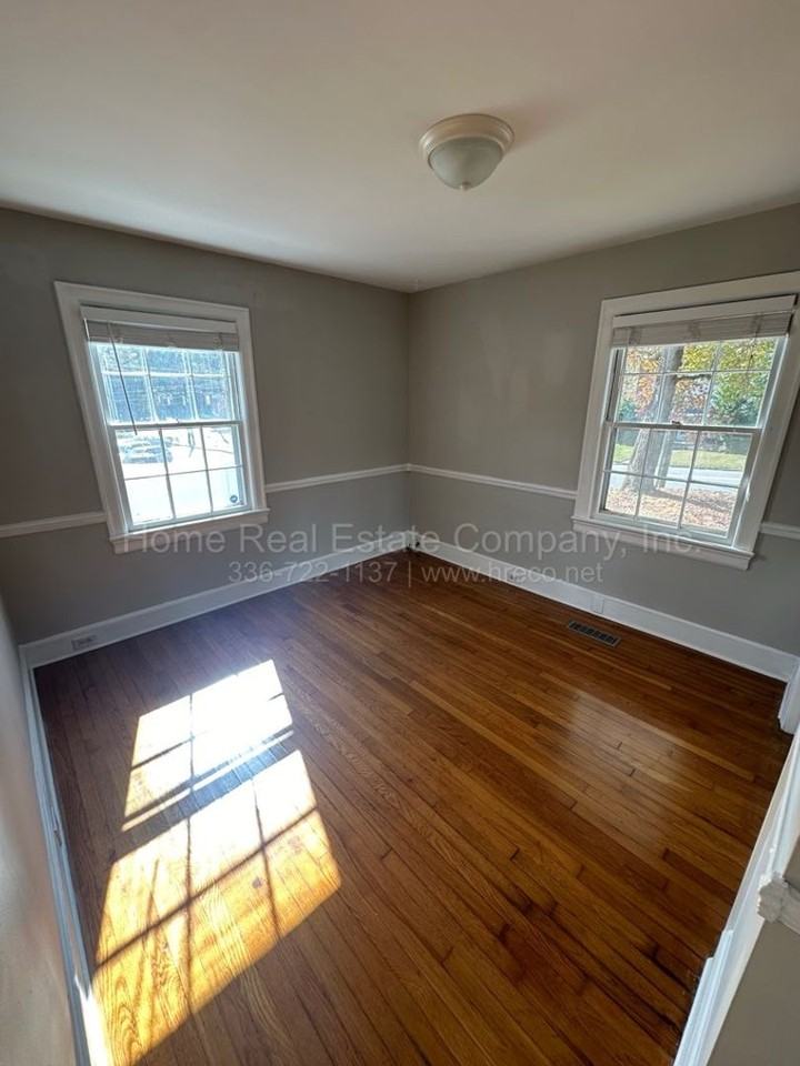 1009 Knollwood St - Photo 5 of 9