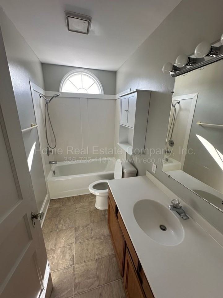 1009 Knollwood St - Photo 6 of 9