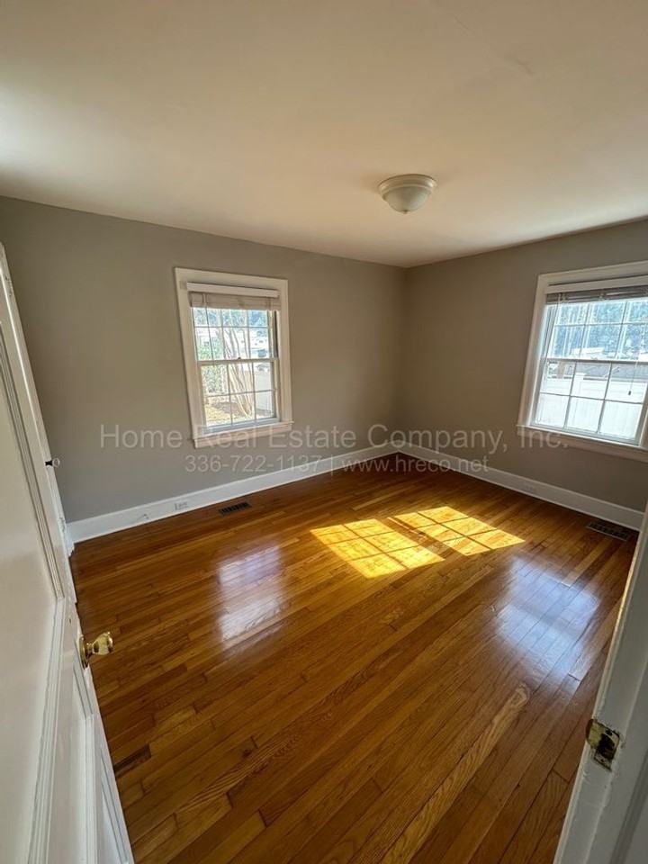 1009 Knollwood St - Photo 7 of 9