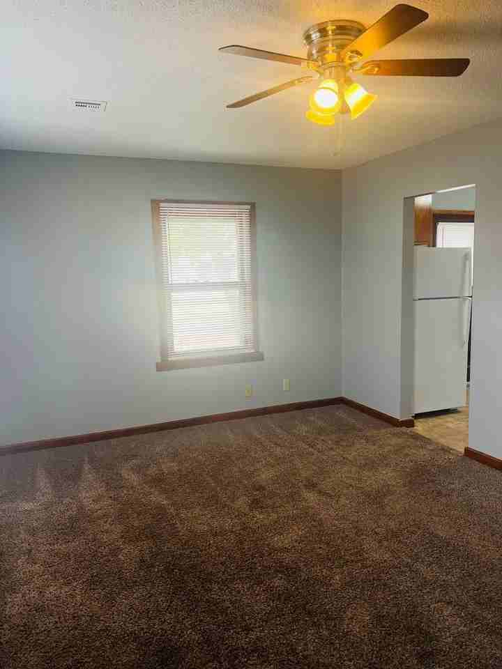 1019 W 8th St - Photo 2 of 9