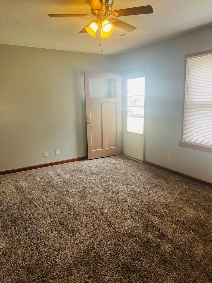 1019 W 8th St - Photo 3 of 9