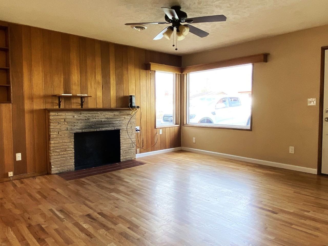 812 E 19th St - Photo 3 of 22