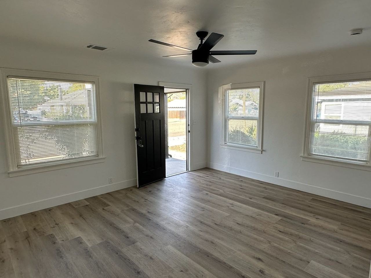 837-838 Clarence St. - Photo 2 of 15