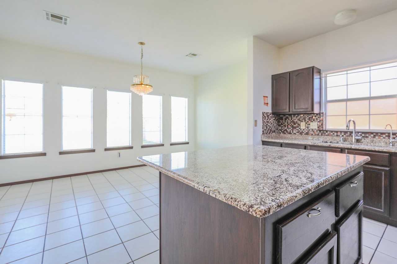 1081 Mimosa Ave - Photo 3 of 24