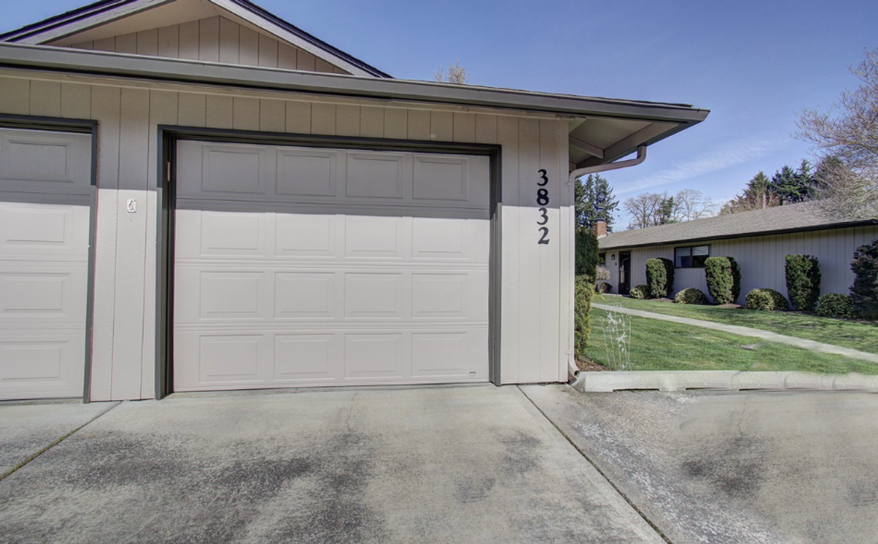 3832 Ne 45th St #B - Photo 2 of 3