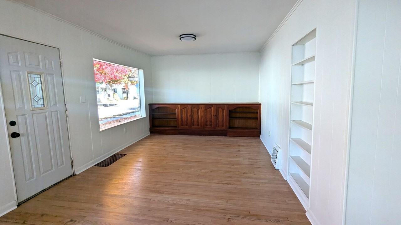 1251 Fleming Ave - Photo 2 of 13