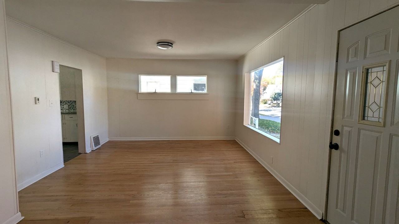 1251 Fleming Ave - Photo 3 of 13