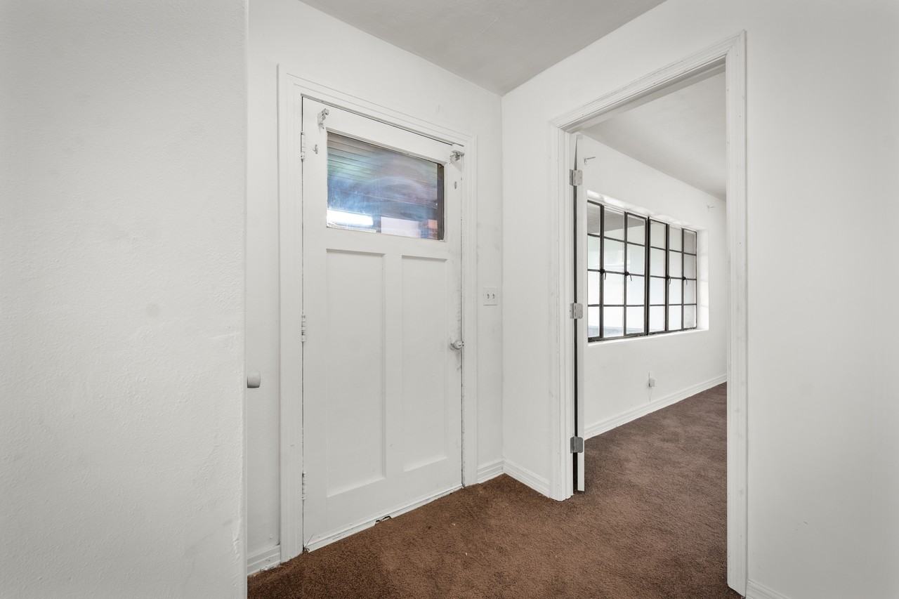 1025 W 25th St #1 - Photo 3 of 25