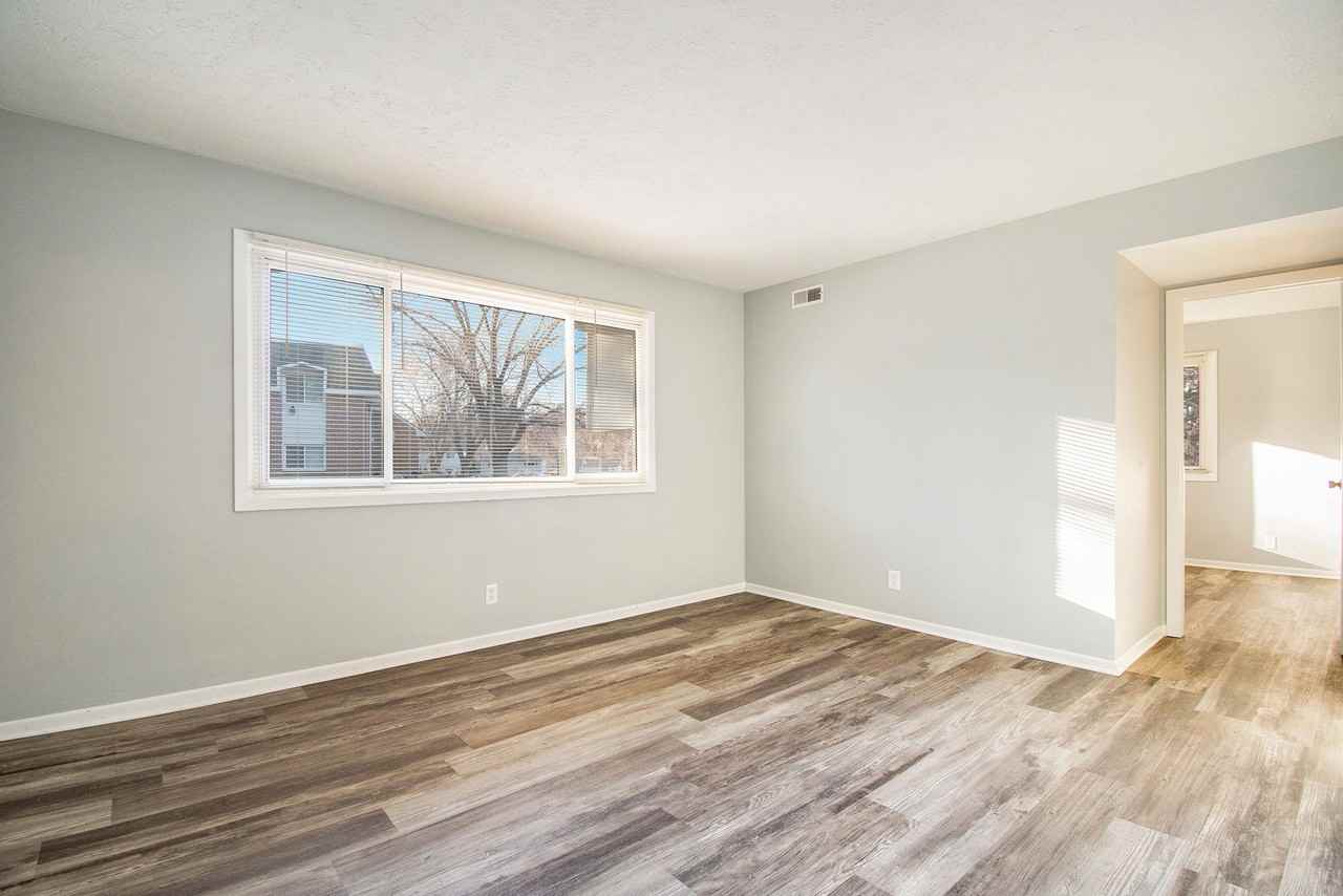 901 S James Parkway - Photo 2 of 10