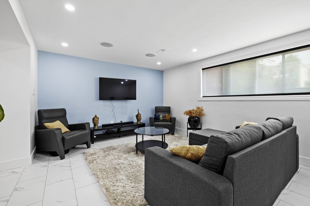 180 Woodroffe Ave - Photo 3 of 18