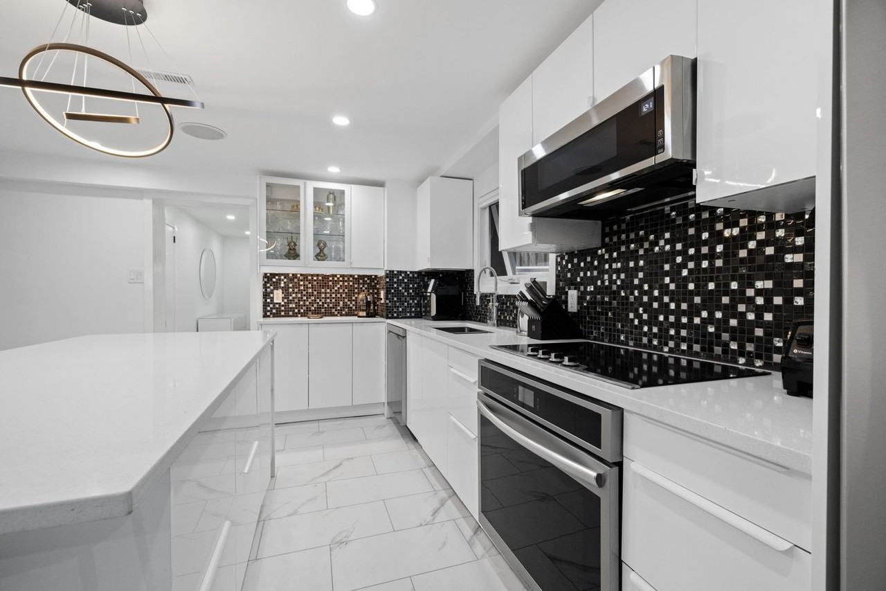 180 Woodroffe Ave - Photo 7 of 18