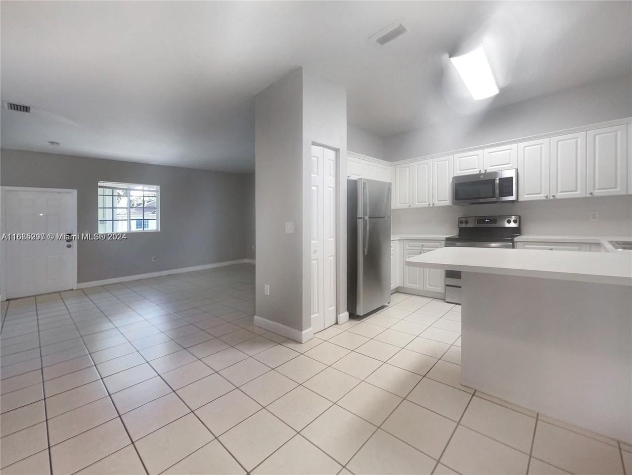 2730 Ne 4th St - Photo 2 of 4