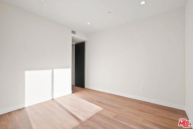 1733 S Barrington Ave - Photo 2 of 8
