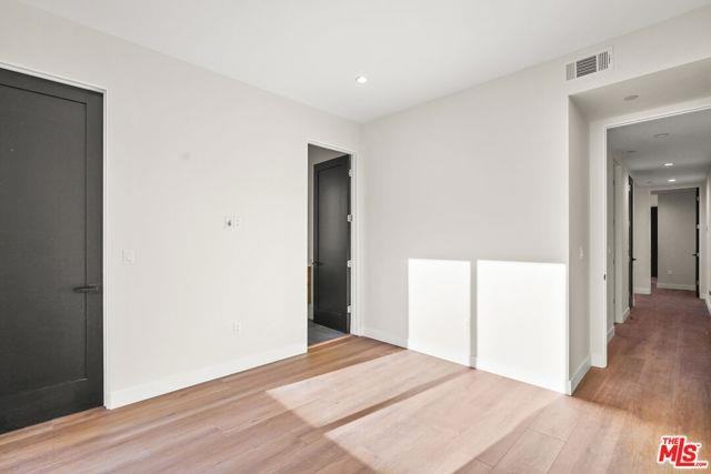 1733 S Barrington Ave - Photo 3 of 8