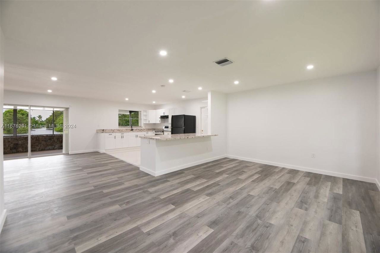 5521 Sw 55th Ave - Photo 3 of 8