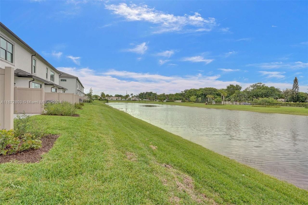 2202 Appleton Cir S #2202 - Photo 3 of 8