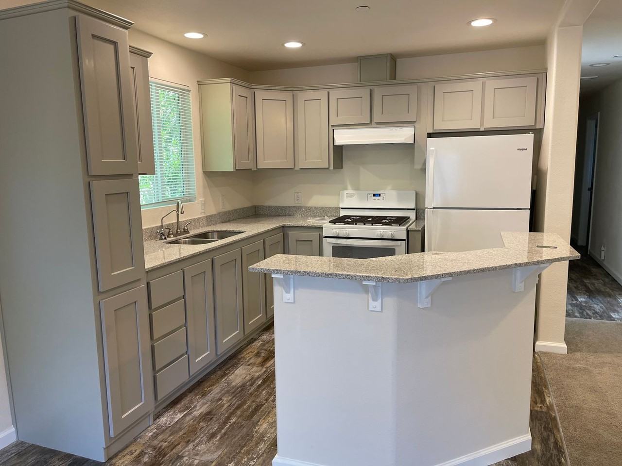 8215 Coromar Ave - Photo 2 of 24