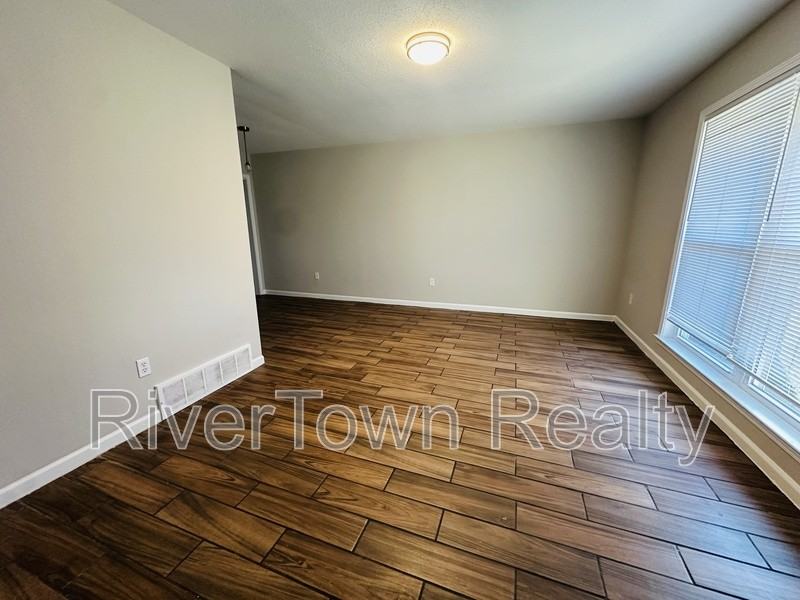 5392 Elmhurst Avenue - Photo 3 of 20