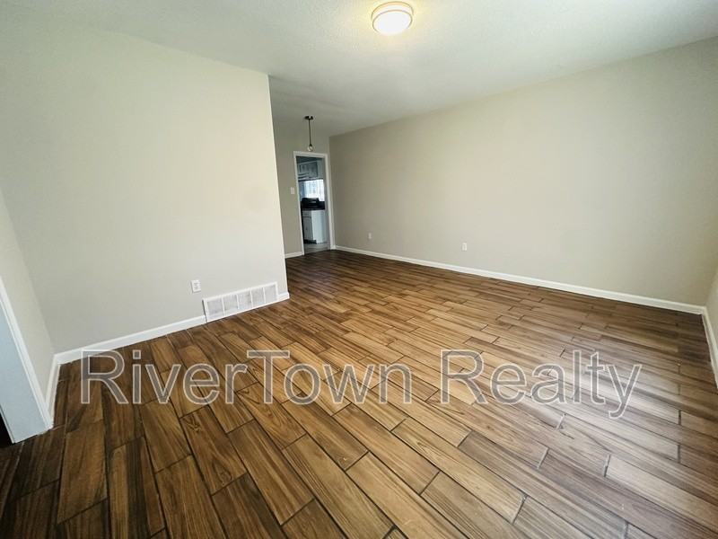 5392 Elmhurst Avenue - Photo 4 of 20