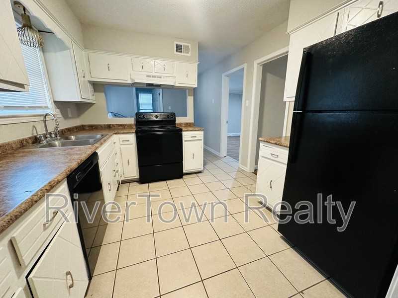 5392 Elmhurst Avenue - Photo 5 of 20