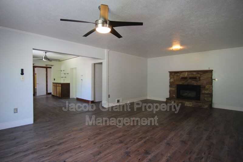 380 Hill St - Photo 3 of 14
