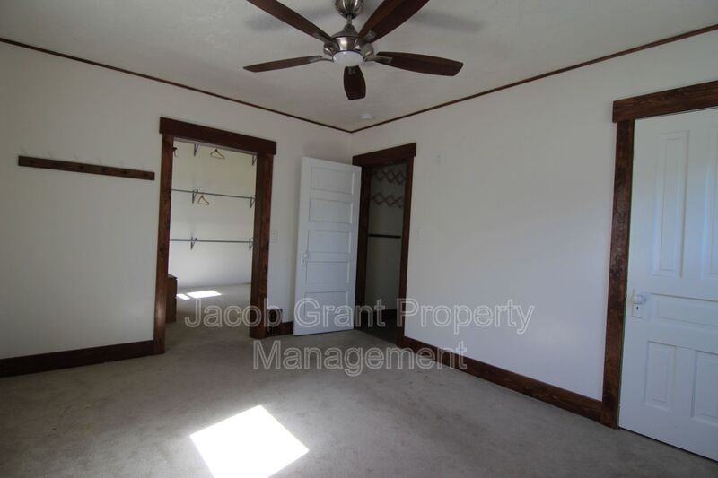 380 Hill St - Photo 7 of 14