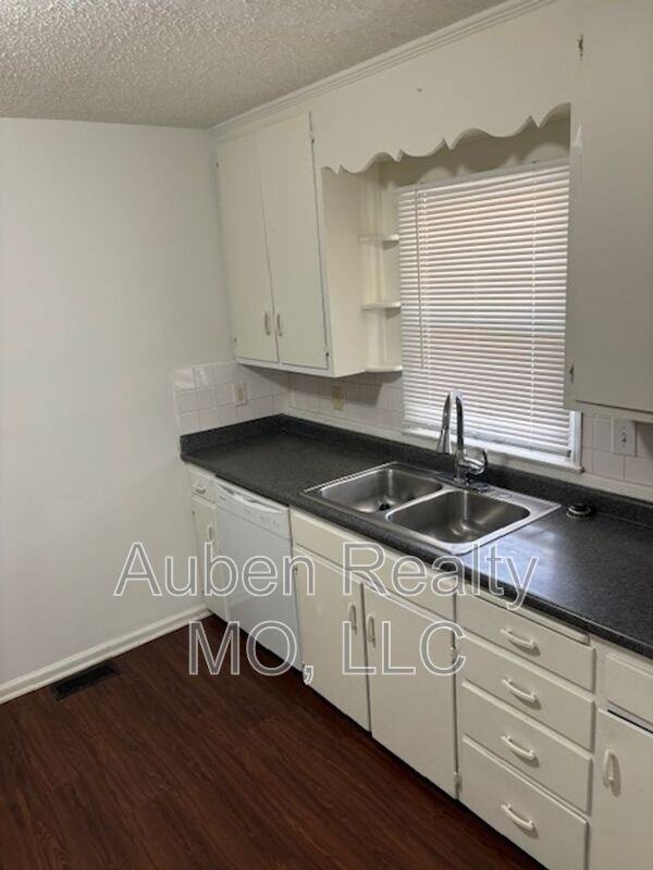 623 N Pleasant St - Photo 3 of 11