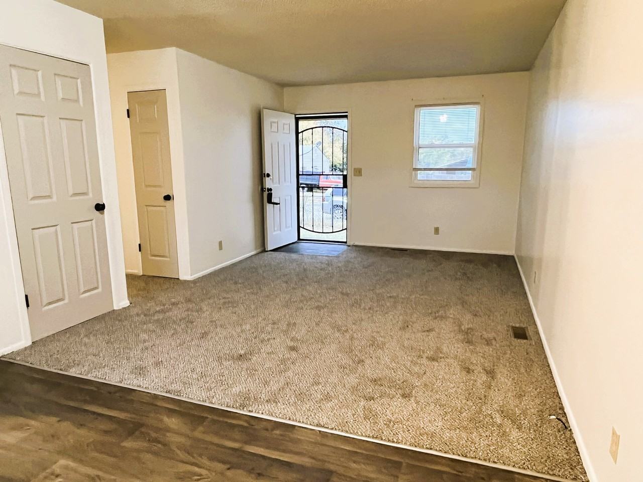 2720 N Erie Ave - Photo 3 of 14