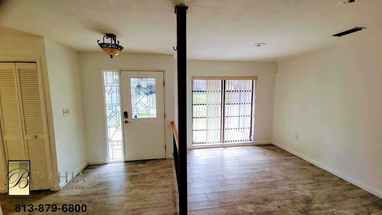 215 Meadowcross Dr - Photo 3 of 40