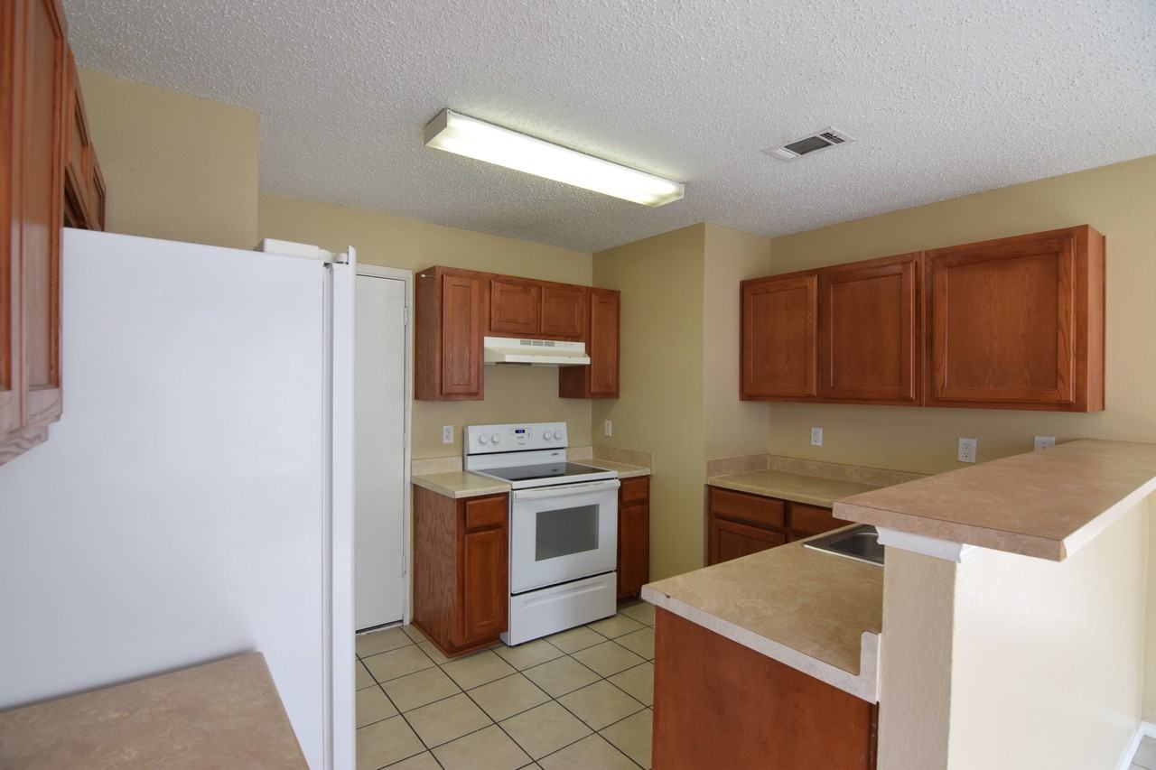 2210 Tracey Ann Ln - Photo 4 of 17